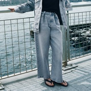 ザラ(ZARA)のZARA ワイドレッグ ダーツデニムパンツ(デニム/ジーンズ)