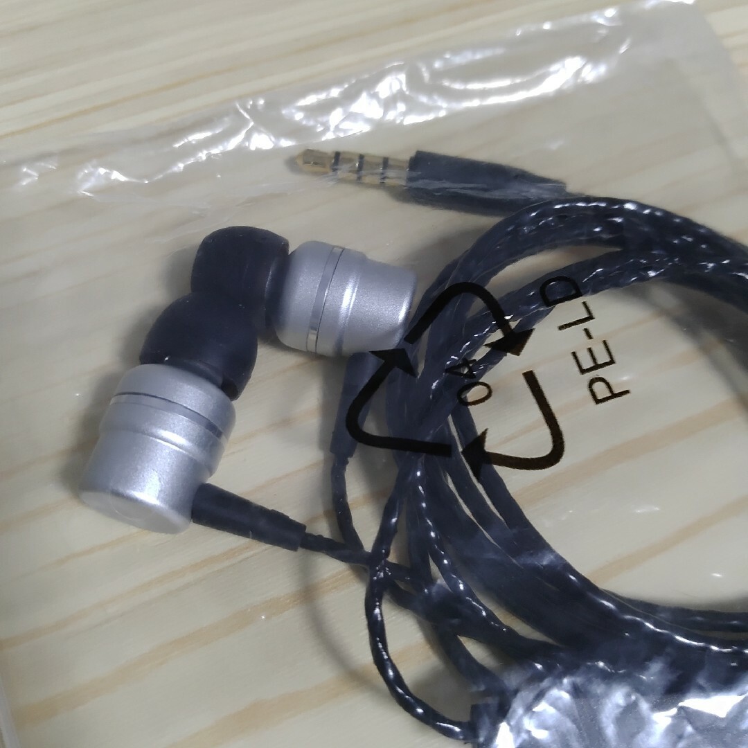 URBAN UTILITY／UEHE-EP2SV  ＊1BA＋1DD イヤホン スマホ/家電/カメラのオーディオ機器(ヘッドフォン/イヤフォン)の商品写真