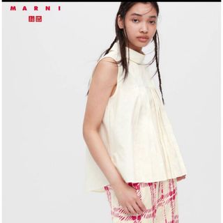 ユニクロ(UNIQLO)のタグ付き新品！UNIQLO MARNIタックブラウス　白　S(シャツ/ブラウス(半袖/袖なし))