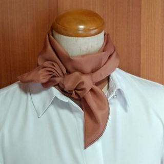 【 新品・未使用 】上品なシルクスカーフ(バンダナ/スカーフ)