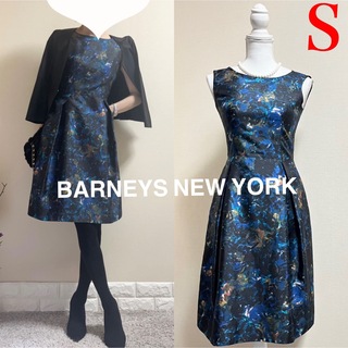 BARNEYS NEW YORK - 美品！バーニーズ　ニューヨーク　幻想的　総柄　タフタワンピース  ドレス　S 紺