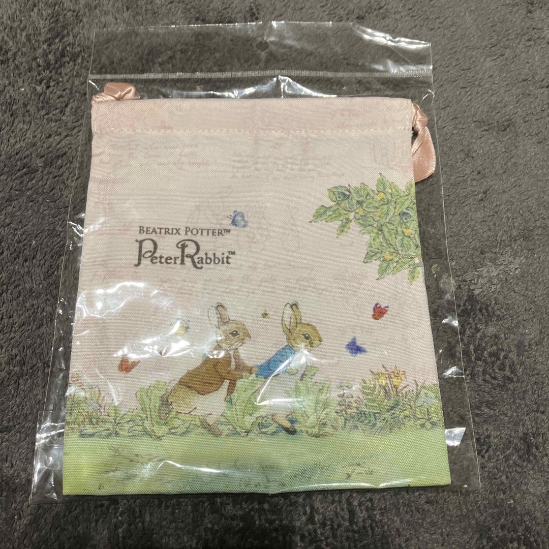 PETER RABBIT（TM）(ピーターラビット)のピーターラビット　巾着（18×15） インテリア/住まい/日用品の日用品/生活雑貨/旅行(日用品/生活雑貨)の商品写真