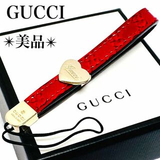 Gucci - 美品✨グッチ ストラップ パテントレザー シマ ハート GG バッグチャーム 赤