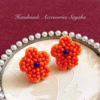 ハンドメイドピアス　ビーズ刺繍　花　フラワー　オレンジ　北欧　手縫いアクセサリー(ピアス)