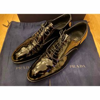 プラダ(PRADA)の美品PRADA エナメルシューズ ブラック 8サイズ(ドレス/ビジネス)