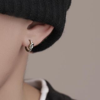 【再入荷】シルバー　ピアス　両耳　結び目　フープ　リング　アクセサリー　韓国(ピアス(両耳用))