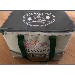 リラックマ(リラックマ)のリラックマ こもれびキャンプ5ポケット付き保冷バッグ　カーキ(キャラクターグッズ)