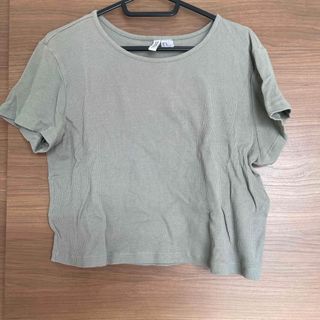 エイチアンドエム(H&M)のショート丈トップス　(カットソー(半袖/袖なし))