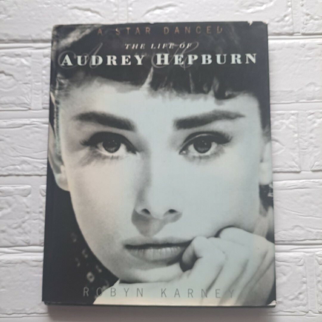 オードリーヘップバーン　THE LIFE OF AUDREY HEPBURN エンタメ/ホビーの本(洋書)の商品写真