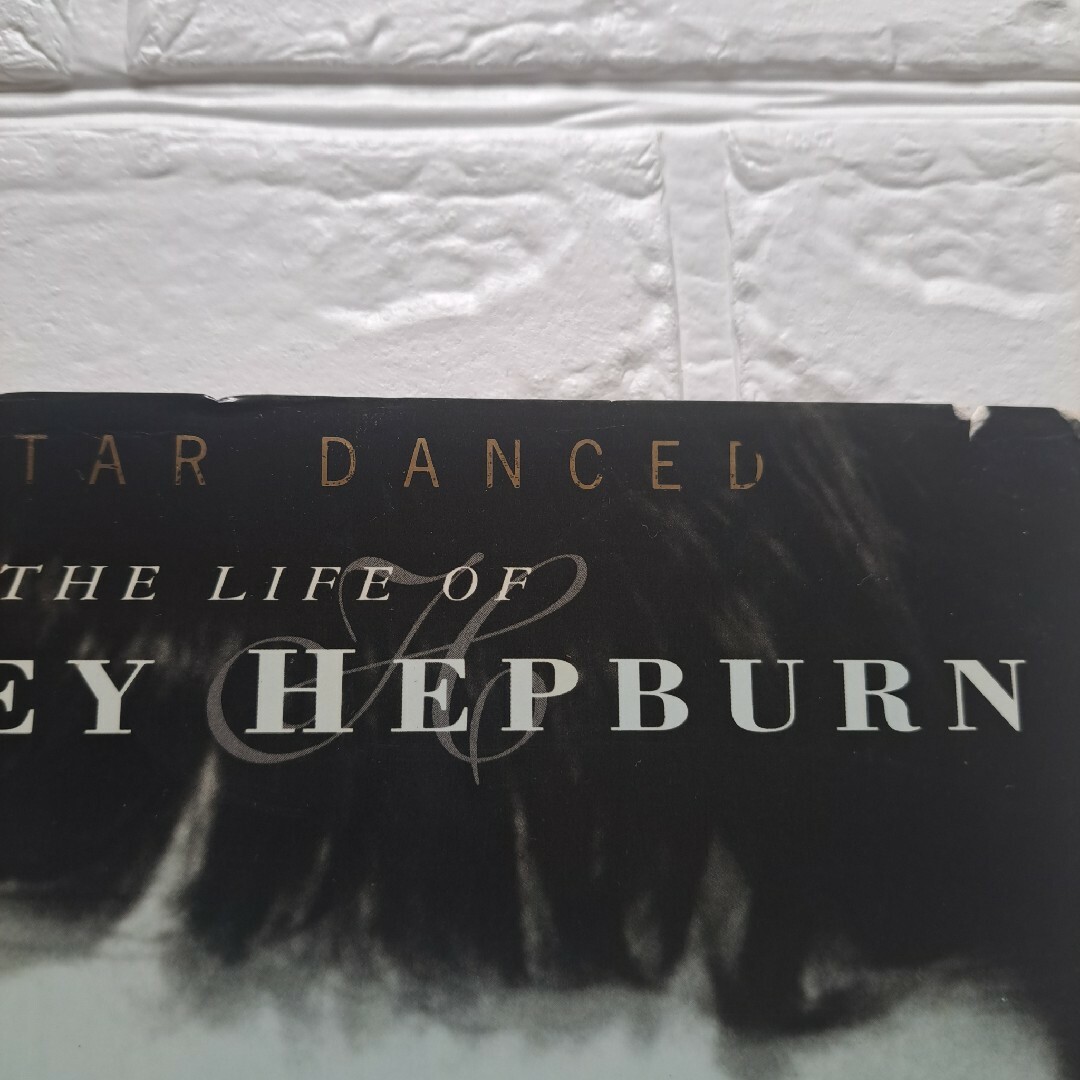 オードリーヘップバーン　THE LIFE OF AUDREY HEPBURN エンタメ/ホビーの本(洋書)の商品写真
