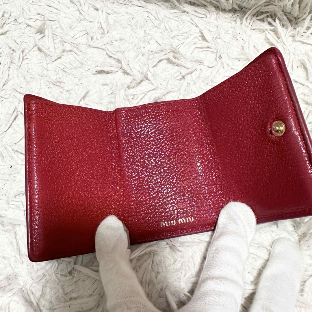 MIU MIU - ミュウミュウ ミニ財布 折り財布 三つ折り マドラス MIU MIU - ミュウミュウ ミニ財布 折り財布 三つ折り マドラス