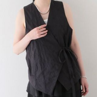 スローブイエナ(SLOBE IENA)の完売品　crinkle quilting caftan gillet　23SS(ベスト/ジレ)