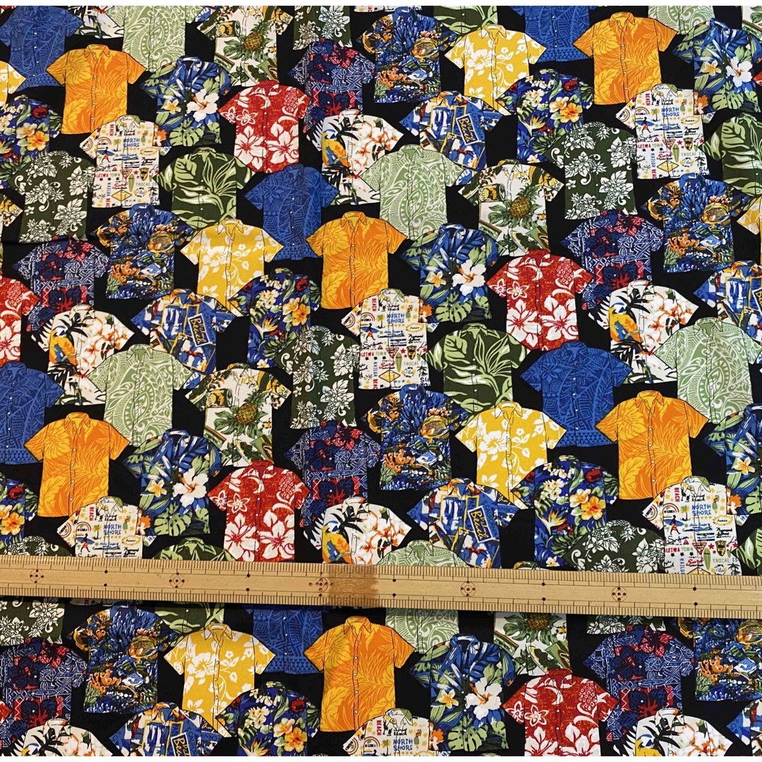 ハワイアンプリントコットン　アロハシャツ柄　ブラックベース ハンドメイドの素材/材料(生地/糸)の商品写真