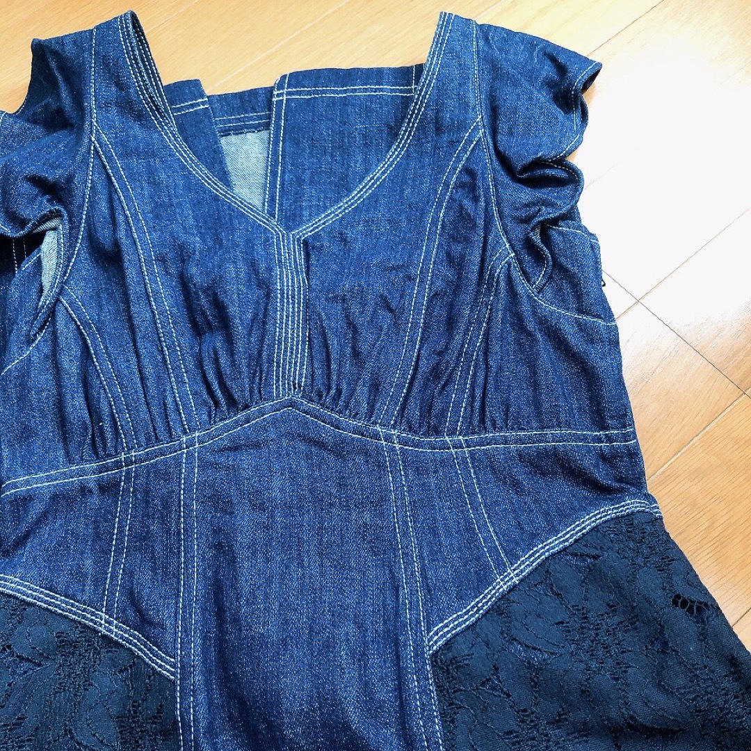 Her lip to(ハーリップトゥ)のherlipto RuffledShoulder Denim MidiDress レディースのワンピース(ロングワンピース/マキシワンピース)の商品写真