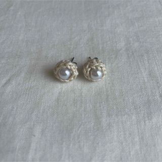 ニットとパールのピアス(アイボリー)(ピアス)