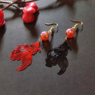 【和風】金魚と和風ガラスビーズのピアス（色オーダー可）（イヤリング）【中華風】(ピアス)