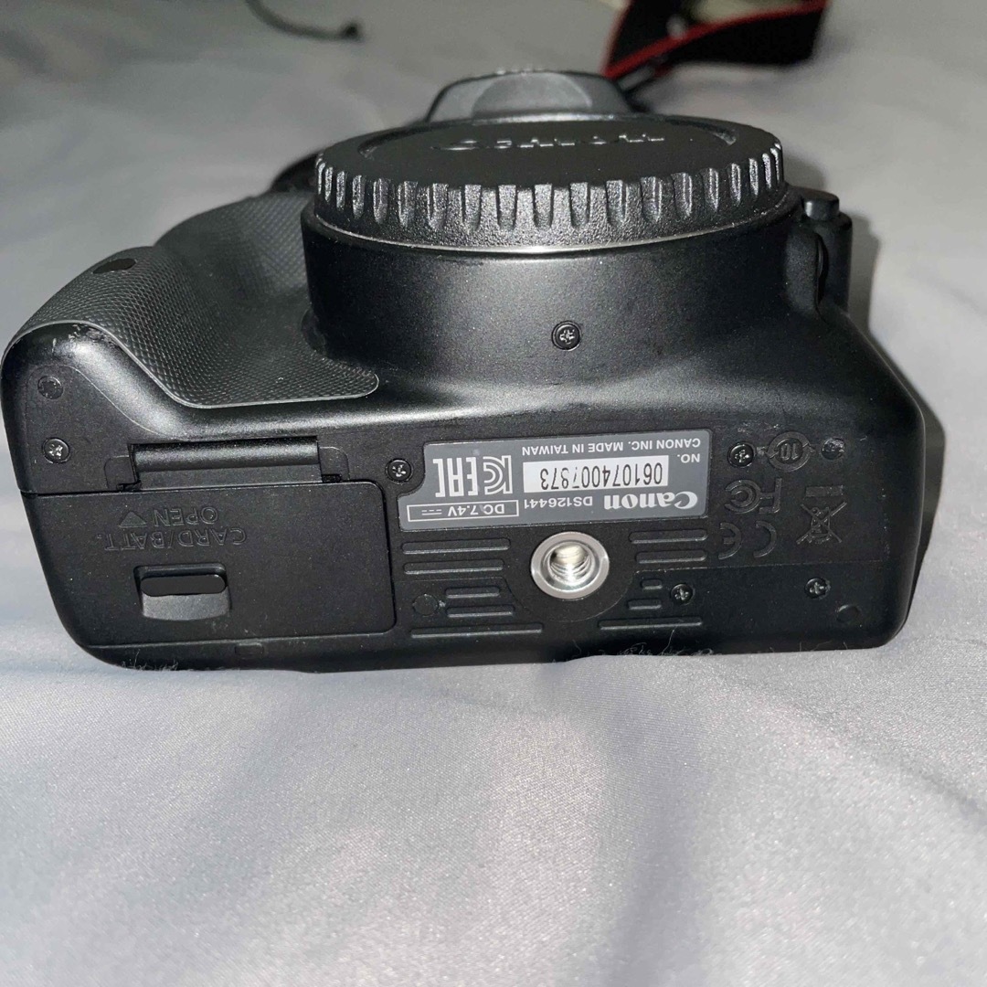 Canon(キヤノン)のCanon デジタル一眼レフカメラ EOS KISS X7 ボディ ストロボ付き スマホ/家電/カメラのカメラ(デジタル一眼)の商品写真
