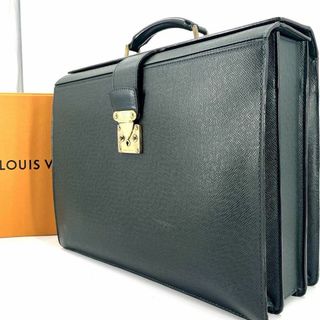 ルイヴィトン(LOUIS VUITTON)のc680真贋済【ヴィトン】極美品”タイガ ピロットケース ウラル エピセア 自立(ビジネスバッグ)