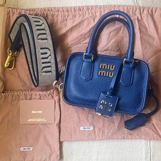 ミュウミュウ(miumiu)のmiumiu  ショルダーストラップ付 アルカディ レザー バッグ マトラッセ(ショルダーバッグ)