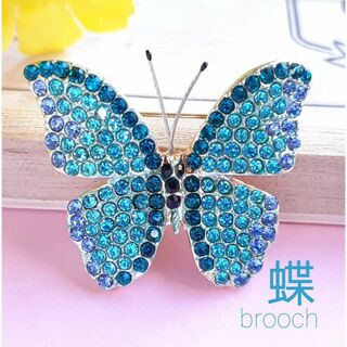 キラキラ 水色の蝶のブローチ ラインストーン 匿名配送 ブルー 昆虫★A378(ブローチ/コサージュ)