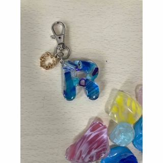 イニシャルチャーム　キーホルダー　R  レジン　ハンドメイド　琉球ガラス(バッグチャーム)