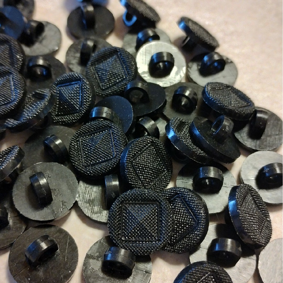 足つきボタン　黒　５２個 ハンドメイドの素材/材料(その他)の商品写真