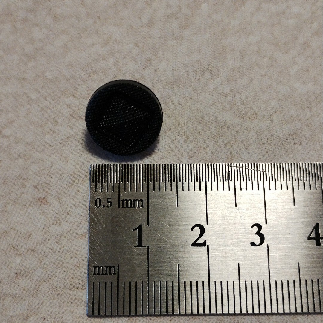 足つきボタン　黒　５２個 ハンドメイドの素材/材料(その他)の商品写真