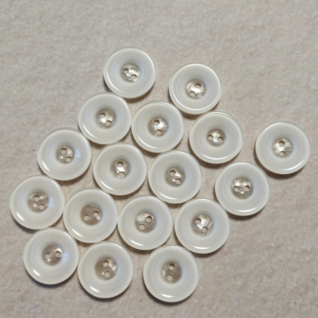 ２つ穴ボタン　白　　１７個 ハンドメイドの素材/材料(その他)の商品写真