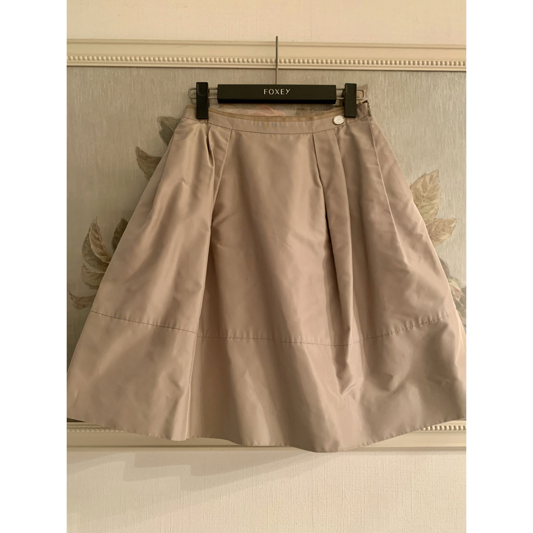 FOXEY(フォクシー)のfoxey ベルフラワー　シルクスカート　38  美品 レディースのスカート(ひざ丈スカート)の商品写真