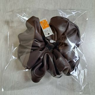 レディースヘアアクセ 合皮 シュシュ 茶色 新品未使用(ヘアゴム/シュシュ)