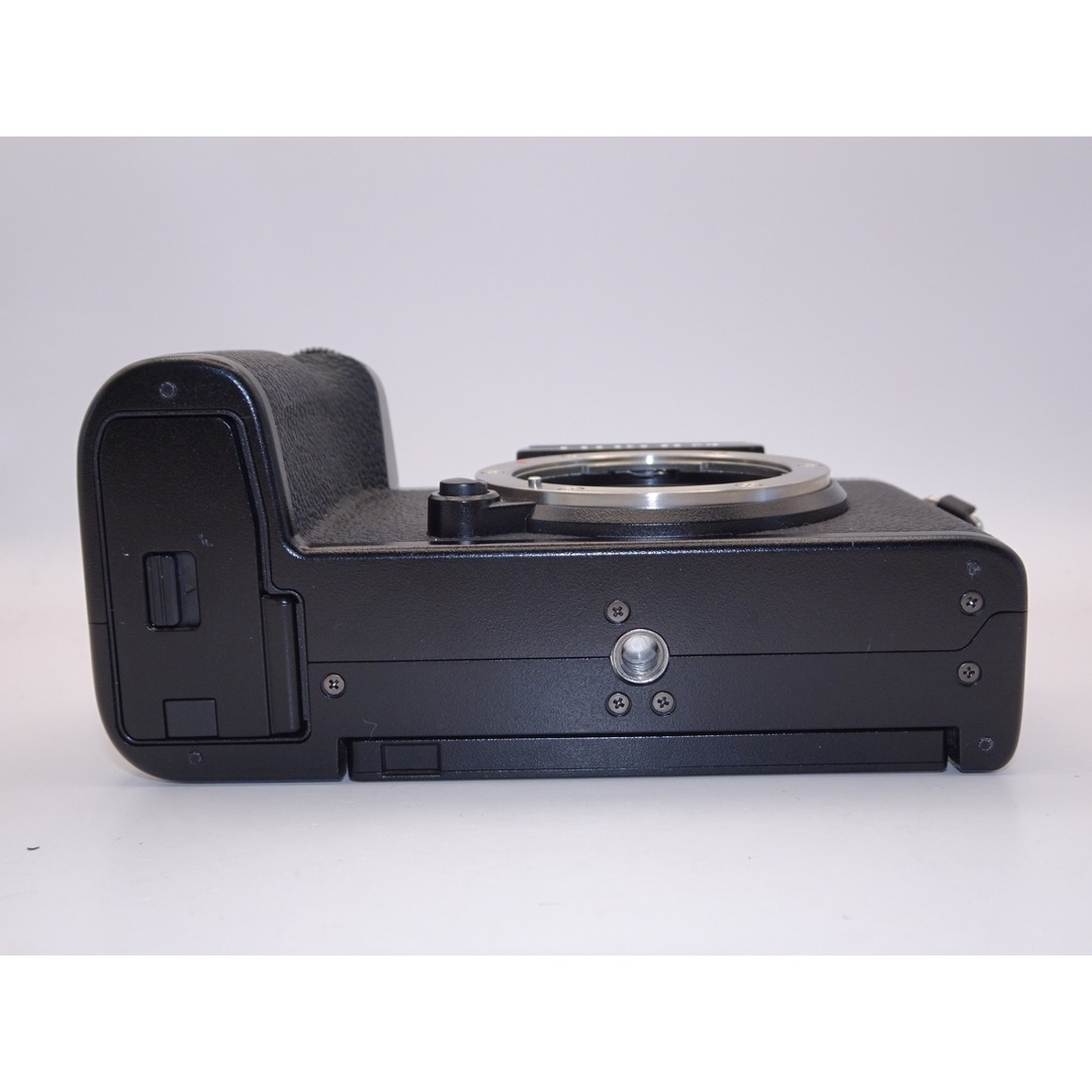 【外観特上級】FUJIFILM ミラーレスデジタルカメラ X-S10 ボディ F X-S10 ブラック スマホ/家電/カメラのカメラ(ミラーレス一眼)の商品写真