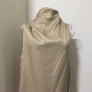 ザラ(ZARA)のザラ　ハイネック　ブラウス　ゴールド　新品(シャツ/ブラウス(半袖/袖なし))