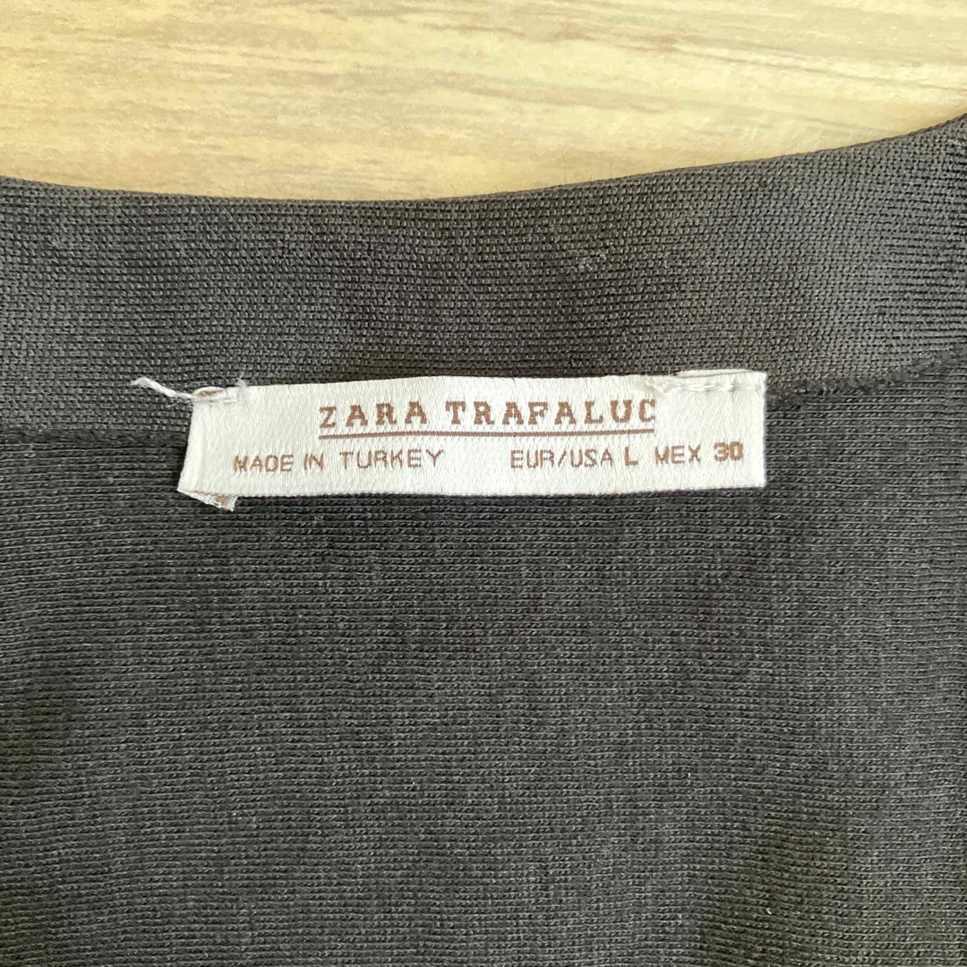 ZARA(ザラ)のZARAザラトラフィック　ブラックVネックTシャツ レディースのトップス(カットソー(長袖/七分))の商品写真