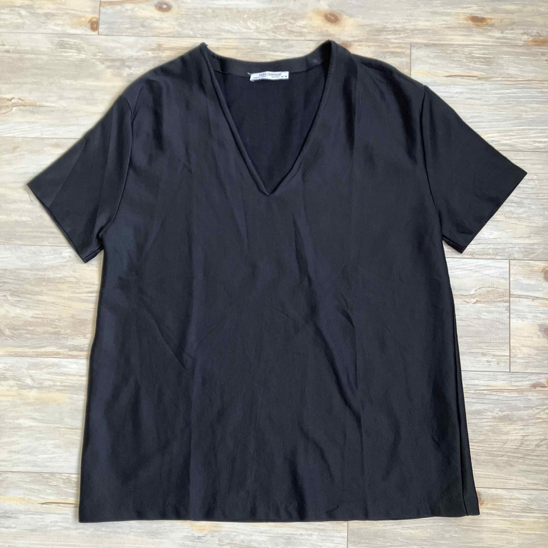 ZARA(ザラ)のZARAザラトラフィック　ブラックVネックTシャツ レディースのトップス(カットソー(長袖/七分))の商品写真