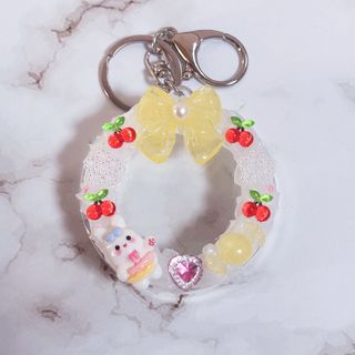 ホイップデコ🩷缶バッジキーホルダー✨️レジン🎀リボン✨️うさぎ🐰さくらんぼ🍒(キーホルダー/ストラップ)