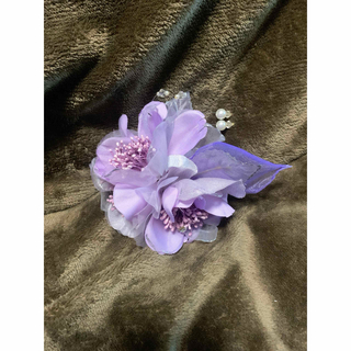 【大切な日に】コサージュ　髪飾り　紫パープル(ブローチ/コサージュ)