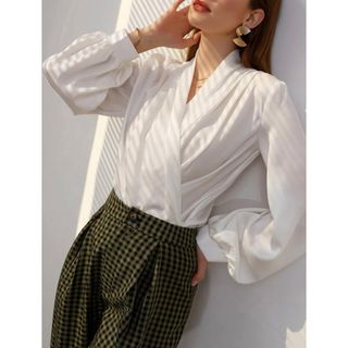 シーイン(SHEIN)のSHEIN サテンブラウス　カシュクール　ランタンスリーブ　Vネック　白　S(シャツ/ブラウス(長袖/七分))