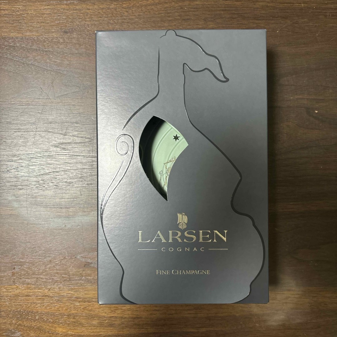 LLARSEN(エルラーセン)のラーセン ジェイドグリーン・シップ 40度 700ml  食品/飲料/酒の酒(ブランデー)の商品写真