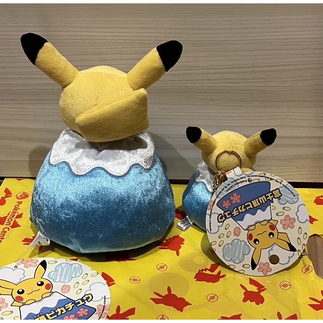 ポケモン(ポケモン)の【新品】ポケモンストア　富士山ピカチュウ　ぬいぐるみ　マスコット　セット エンタメ/ホビーのおもちゃ/ぬいぐるみ(ぬいぐるみ)の商品写真