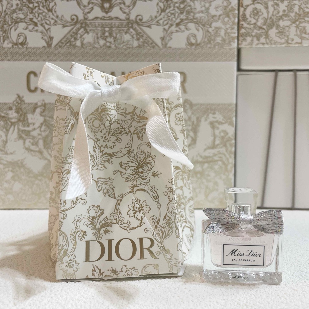 Christian Dior(クリスチャンディオール)の新品　2023ホリデーラグジュアリー　ミスディオールオードゥパルファム　5ml コスメ/美容の香水(香水(女性用))の商品写真