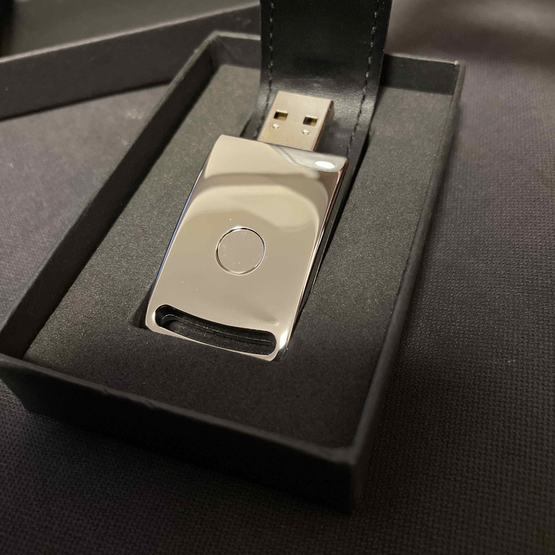 ボルボ　VOLVO  USB  ノベルティ エンタメ/ホビーのコレクション(ノベルティグッズ)の商品写真