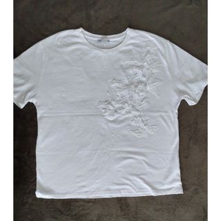 ザラ(ZARA)の美品　ZARA　白Tシャツ　胸に立体的な花のオブジェ有り(Tシャツ(半袖/袖なし))