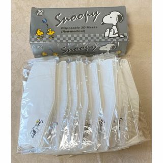 スヌーピー(SNOOPY)の【新品】スヌーピー　ダイヤモンド型４層不織布マスク　３０枚セット　ホワイト(日用品/生活雑貨)