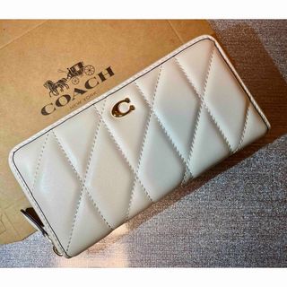 コーチ(COACH)のCOACH  コーチ　長財布　ホワイト　キルティング　レザー　未使用品(財布)