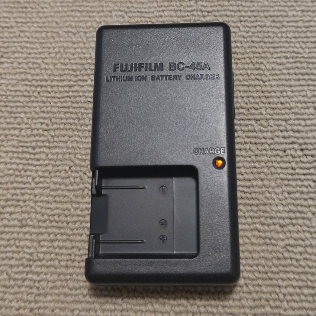 富士フイルム(フジフイルム)のFUJIFILM 富士フィルム BC-45A バッテリーチャージャー NP-45 スマホ/家電/カメラのカメラ(コンパクトデジタルカメラ)の商品写真