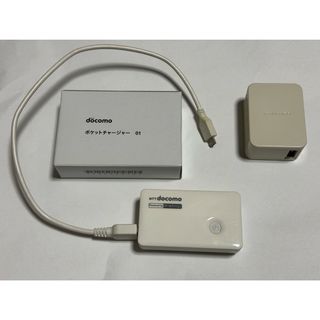 エヌティティドコモ(NTTdocomo)のApple アップルのACアダプターとdocomo ドコモのモバイルバッテリー (バッテリー/充電器)