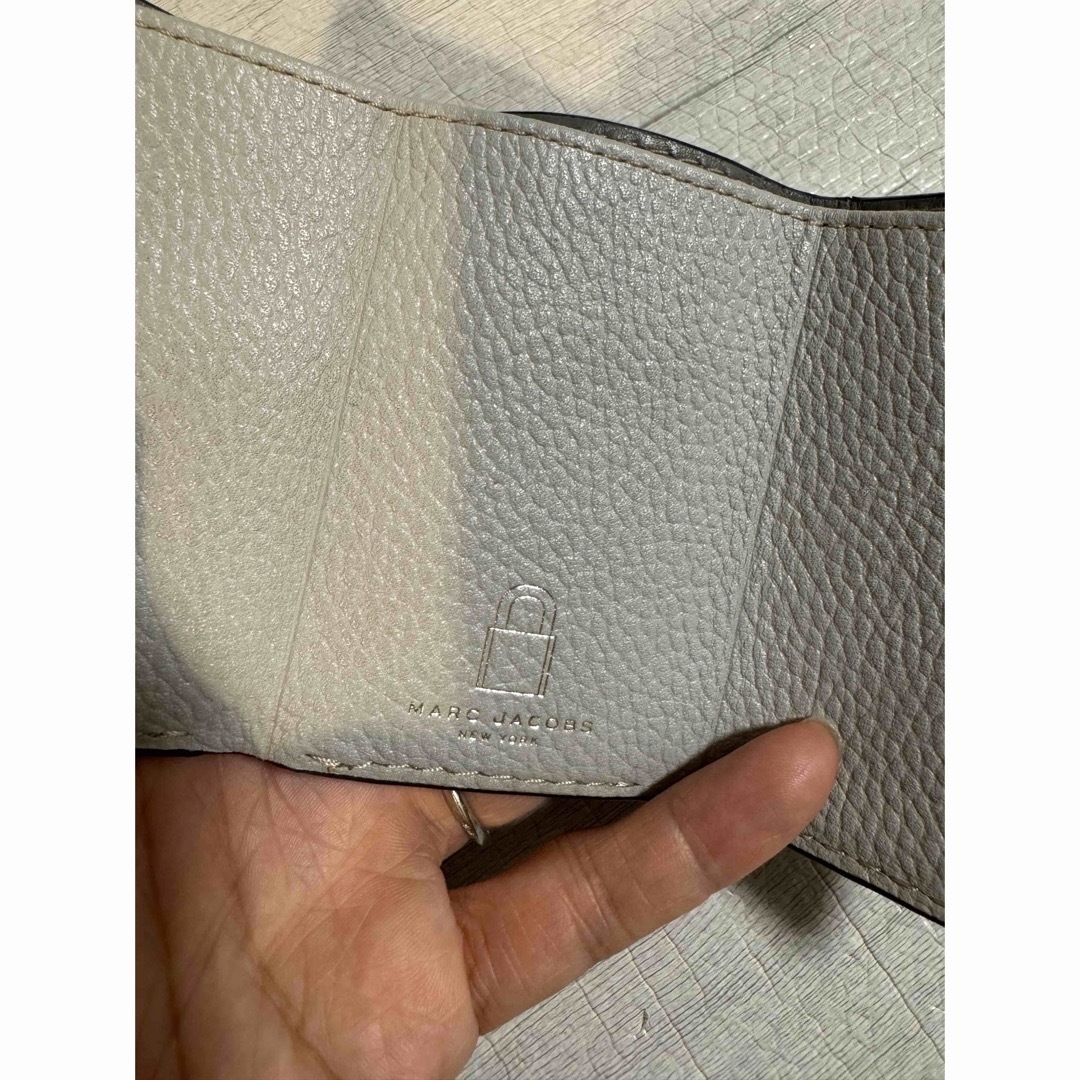 MARC JACOBS - MARC JACOBS 三つ折り ミニ財布 グレージュの通販 MARC JACOBS - MARC JACOBS 三つ折り ミニ財布 グレージュの通販