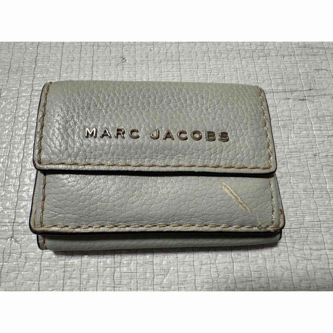 MARC JACOBS - MARC JACOBS 三つ折り ミニ財布 グレージュの通販 MARC JACOBS - MARC JACOBS 三つ折り ミニ財布 グレージュの通販