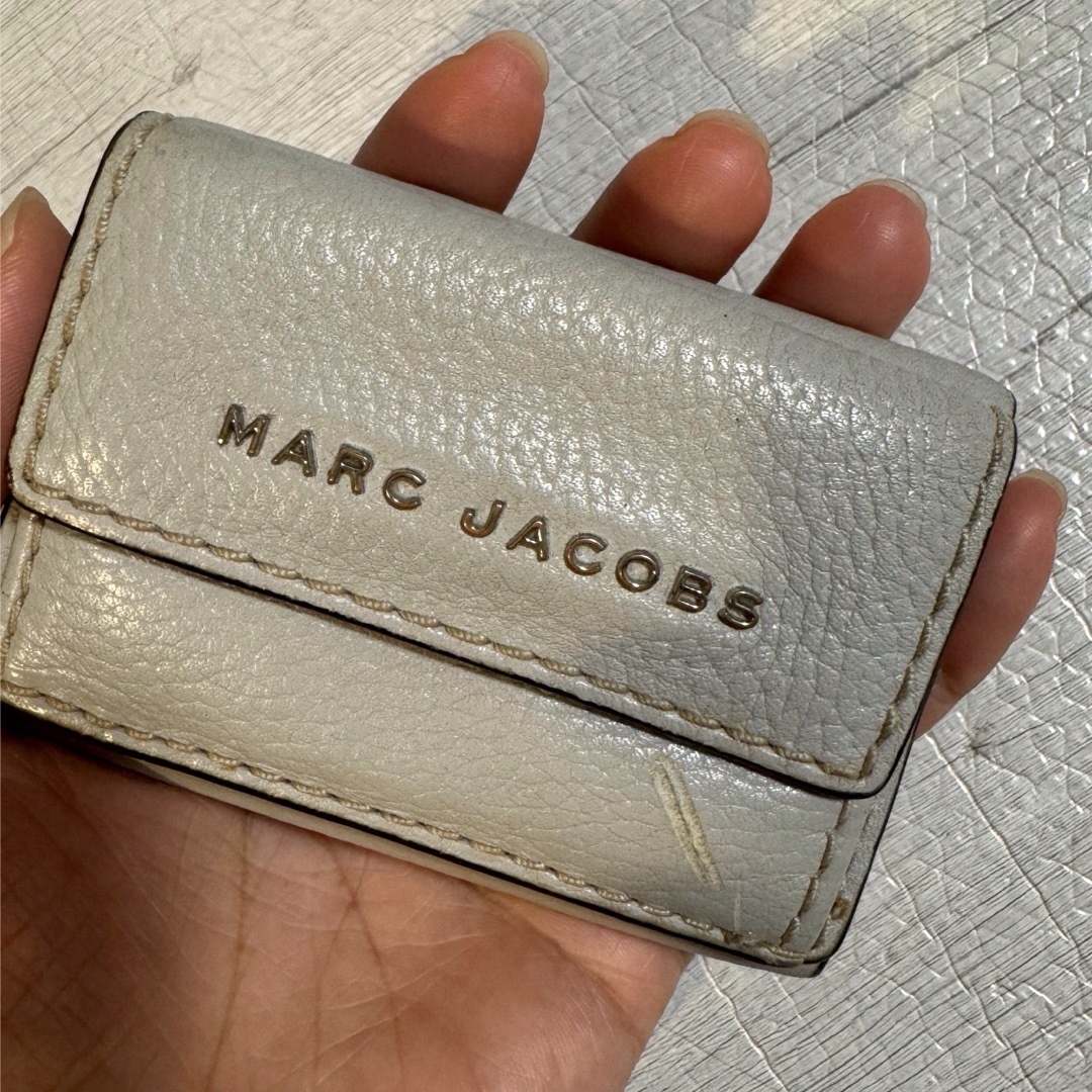 MARC JACOBS - MARC JACOBS 三つ折り ミニ財布 グレージュの通販 MARC JACOBS - MARC JACOBS 三つ折り ミニ財布 グレージュの通販