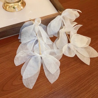 ♥️人気商品♥️シフォン ロング スタッド ピアス ホワイト フラワー 韓国 花(ピアス)